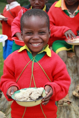 Den här flickan i Tanzania har haft tur. Genom att få chansen att gå i skolan förbättrar hon sina utsikter i livet. Vi vill att alla barn ska få den chansen!